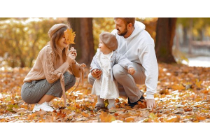 Familie im Herbst mit vermutlich intaktem Energiestoffwechsel