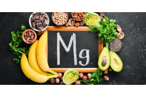 Lebensmittel mit Magnesium rund um eine Tafel mit dem Mengenelement Mg