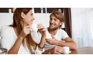 Mann und Frau trinken Kaffee