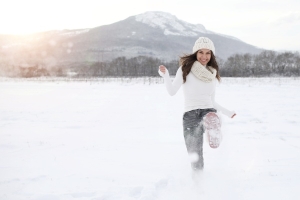 Frau mit aktivem Immunsystem glücklich im Schnee