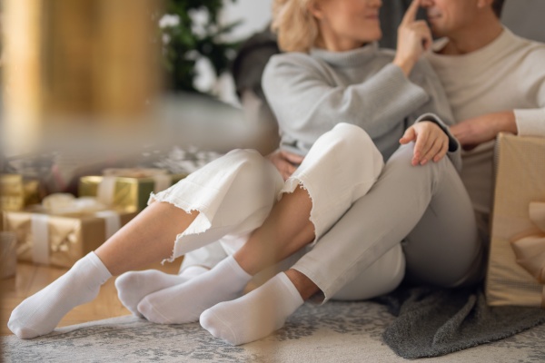 Paar trägt Socken aus Naturmaterialien gegen Fußpilz