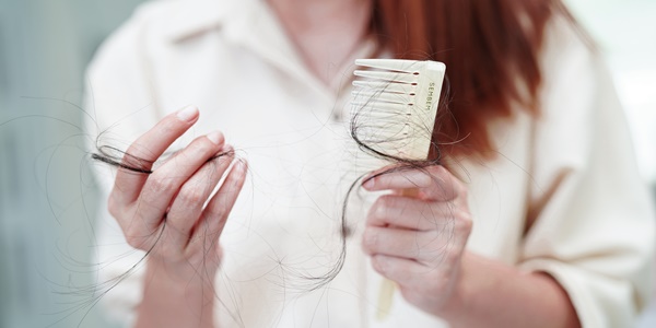 Dünner werdendes Haar und Haarausfall: Antworten für Frauen und Männer