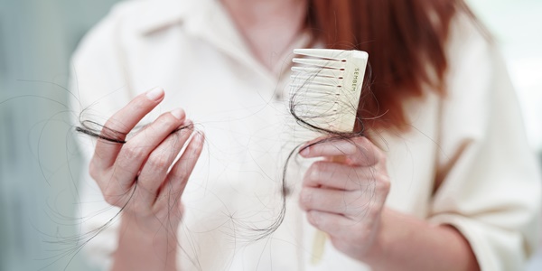 Dünner werdendes Haar und Haarausfall: Antworten für Frauen und Männer