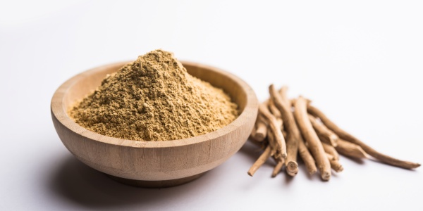 Ashwagandha-Pulver und Wurzeln