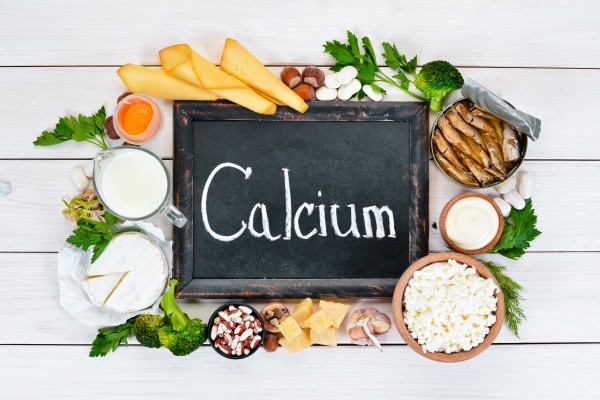 Calciumreiche Lebensmittel rund um eine Tafel mit der Aufschrift Calcium