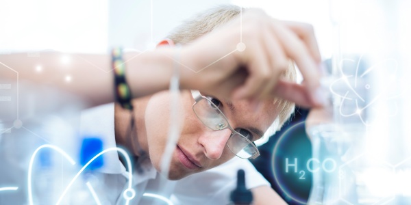 Chemiker bei einem Experiment als Symbol für Biohacking