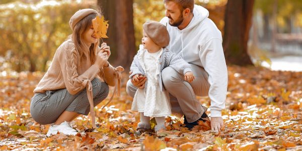 Familie im Herbst mit vermutlich intaktem Energiestoffwechsel