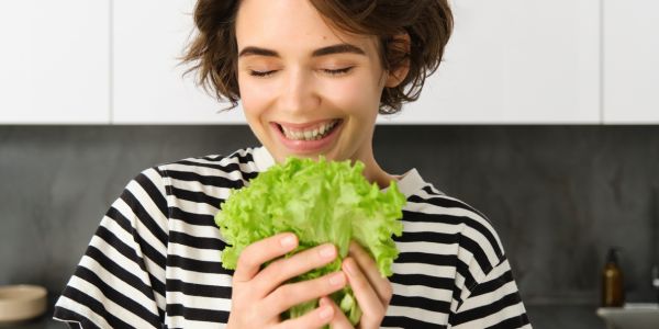 Frau hält Salat für den Abend bereit