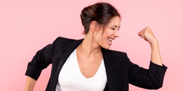Frau in kraftvoller Pose durch gestärkte Resilienz