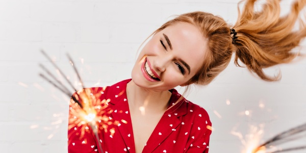 Frau mit Sternspritzern überlegt Vorsätze fürs neue Jahr