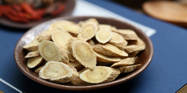 Geschnittene Astragalus-Wurzel