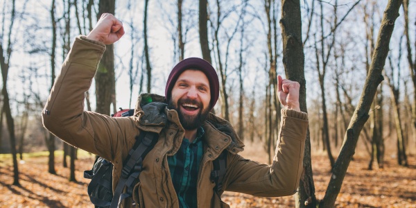 Mann beim Wandern im Herbst