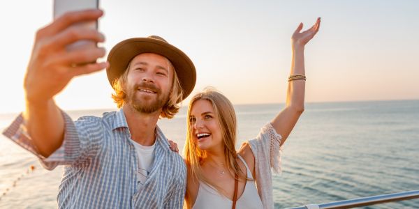 Mann und Frau genießen die Reise an Bord eines Schiffes ohne flaues Gefühl im Magen