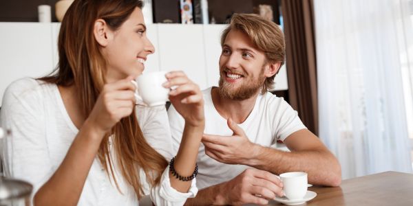 Mann und Frau trinken Kaffee