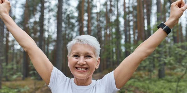 Reife Frau freut sich über ihre Longevity