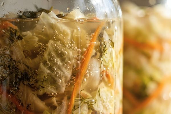 Fermentiertes Gemüse beim Reifeprozess