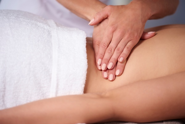 Frau bei einer Massage