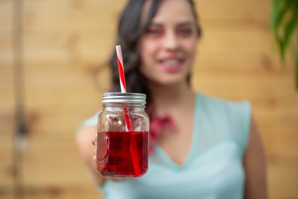 Frau mit Cranberry-Saft bei Blasenentzündung