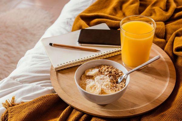 Frühstück mit Haferflocken und Orangensaft für hohe Bioverfügbarkeit 