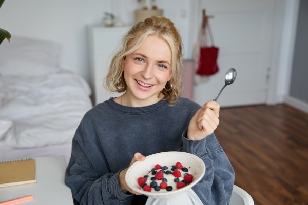Junge Frau arbeitet mit einer gesunden Ernährung gegen Angst