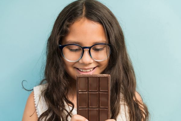 Kind hält eine Tafel Schokolade