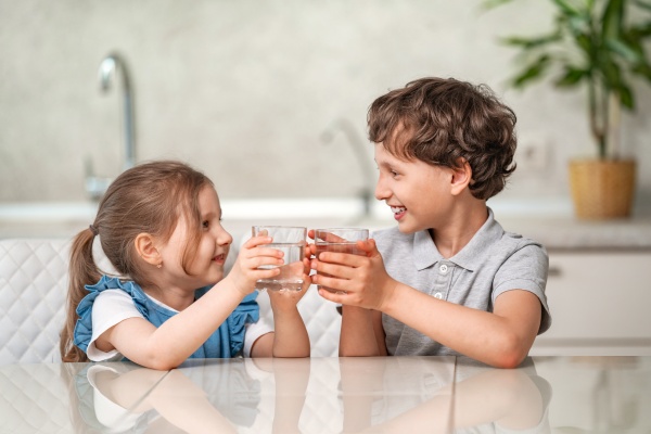 Kinder mit Gläsern vor dem Trinken gegen Verstopfung