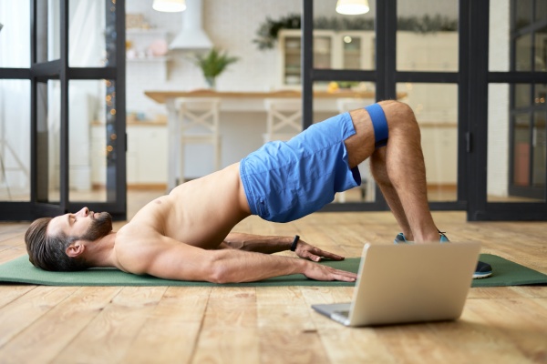 Mann beim Beckenbodentraining gegen Inkontinenz