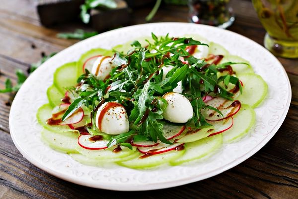 Salat am Abend mit Ziegenkäse und hochwertigem Öl