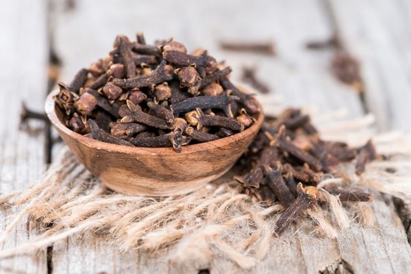Schüssel mit Gewürznelken mit hohem ORAC-Wert