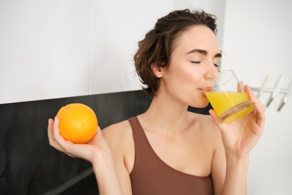 Vegetarierin trinkt Orangensaft und will damit die Eisenaufnahme verbessern