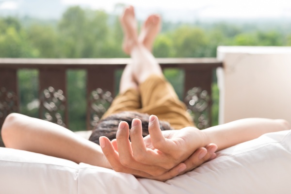 Mann ist auf seinem Terrassensofa zur inneren Ruhe gekommen